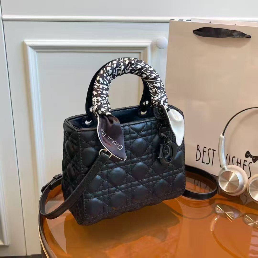 Dior

22cm 

with box 
🎁🎁🎁

90 dhs💓

Zain219
♥️♥️♥️