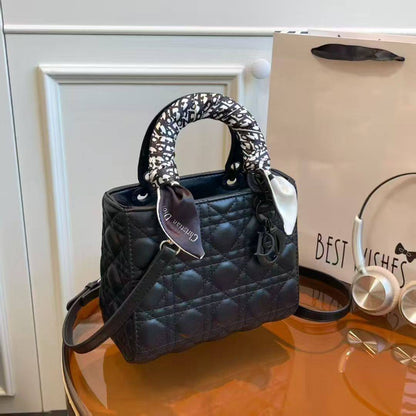 Dior

22cm 

with box 
🎁🎁🎁

90 dhs💓

Zain219
♥️♥️♥️