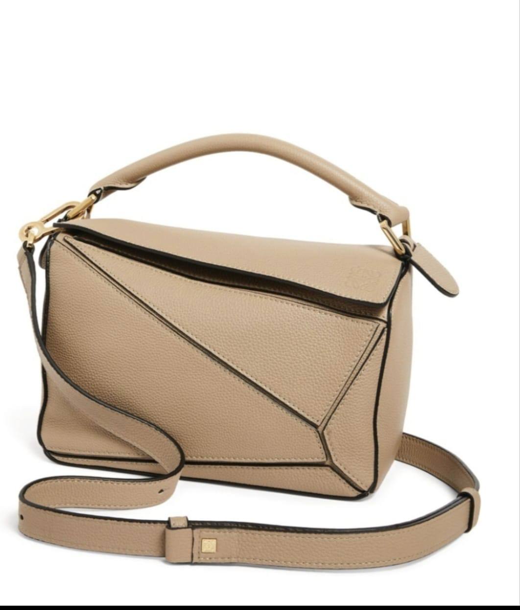 Loewe
24 cm 110 dhs✅
with box 

20 cm 100 dhs✅
with box🎁

Zain143
♥️♥️♥️