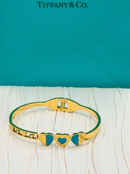 Offer Bangle
Non tarnished 
Available more designs 

20 dhs🇦🇪simple box 📦 
30 dhs🇦🇪name box 🗃️

Zain48
♥️♥️♥️