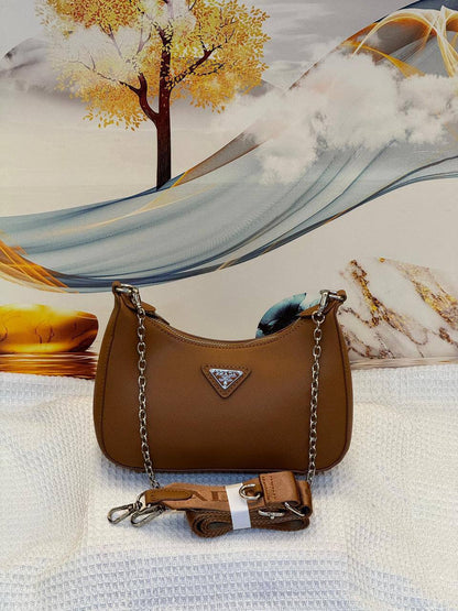 Prada 
Best quality 

with box’s 
🎁🎁🎁

95 dhs✅
size 22 CM

Zain290
♥️♥️♥️