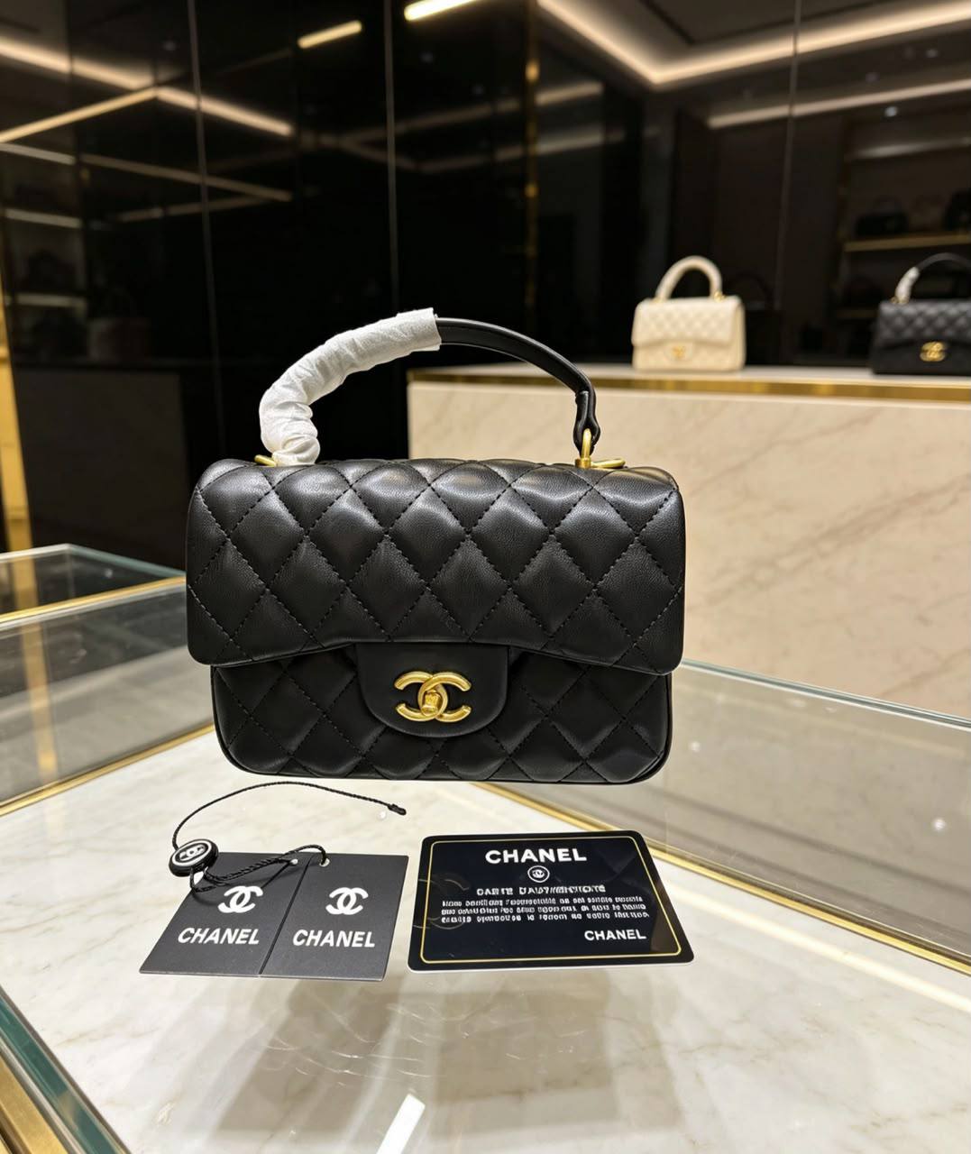 Chanel
 100 dhs✅✅
with box

Zain07
♥️♥️♥️