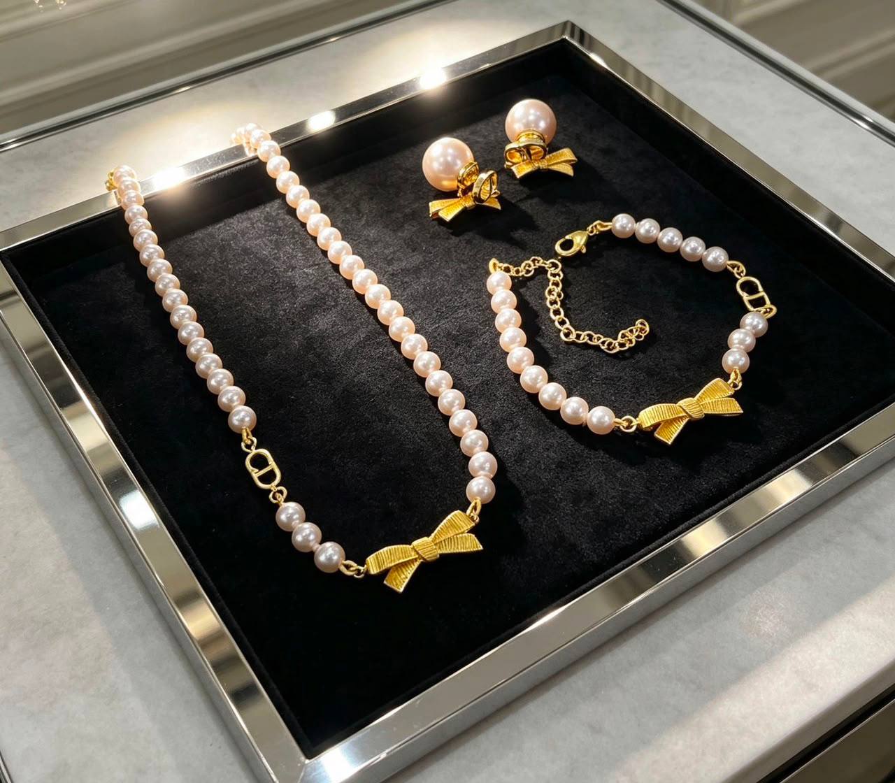 Dior SET 
Necklace 😍
Bracelet 🦋
Earring ✨
Master quality 💯
With normal boxes 🗃️ 
150 dhs🇦🇪🇦🇪

With master box 📦 
180 dhs🇦🇪🇦🇪

Zain216
♥️♥️♥️