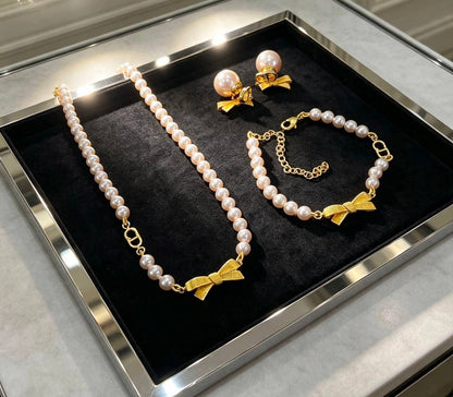 Dior SET 
Necklace 😍
Bracelet 🦋
Earring ✨
Master quality 💯
With normal boxes 🗃️ 
150 dhs🇦🇪🇦🇪

With master box 📦 
180 dhs🇦🇪🇦🇪

Zain216
♥️♥️♥️