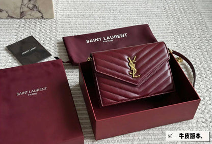 YSL

85 dhs🇦🇪

SIZE：18cm

With the box
🎁🎁🎁

Zain35
♥️♥️♥️