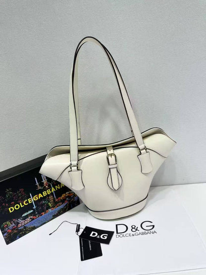 D&G
Best quality 

90 dhs✅

size 32 cm

Zain290
♥️♥️♥️