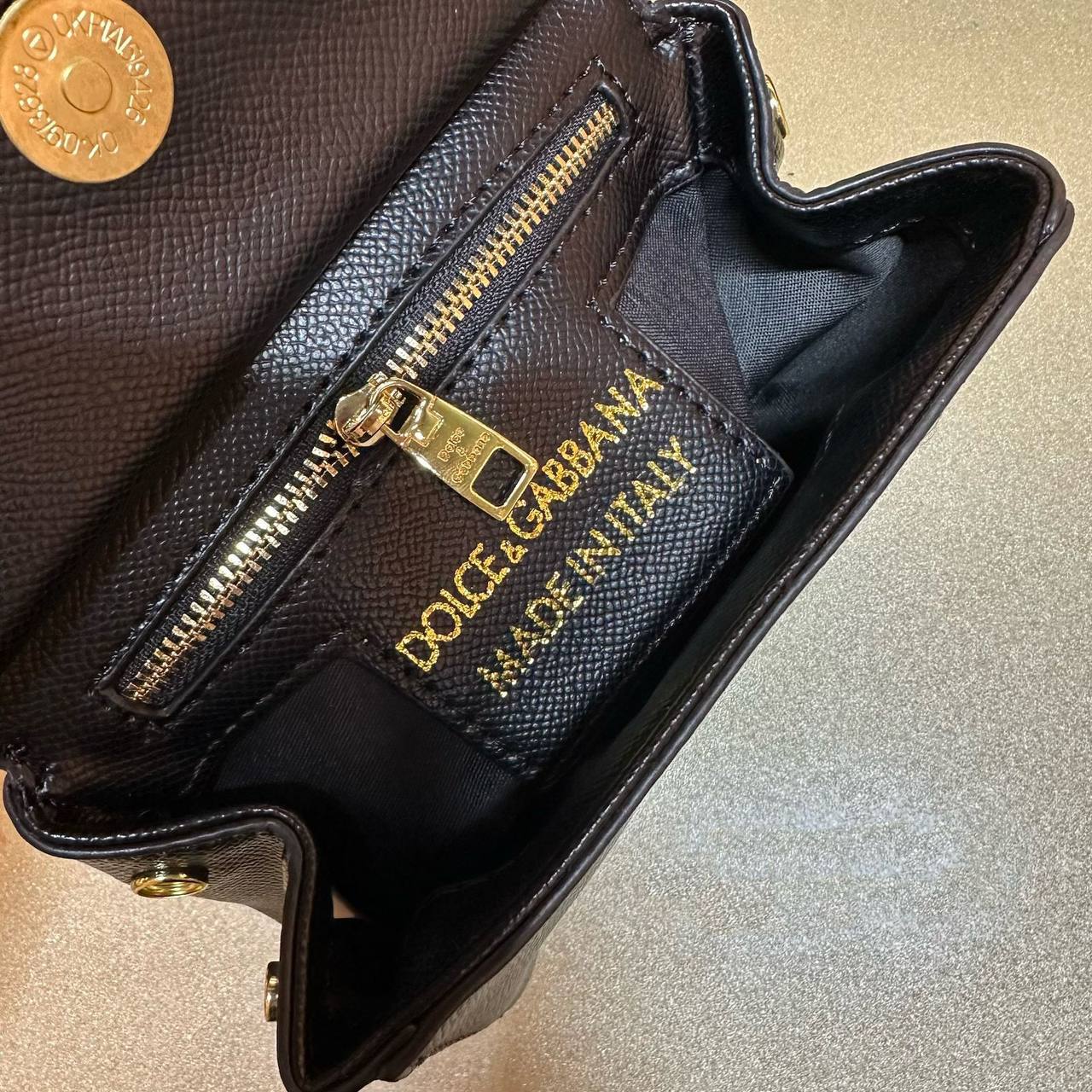 D&G

new came 

good quality 

with box 
🎁🎁🎁

90 dhs🪙🖤

Zain39
♥️♥️♥️