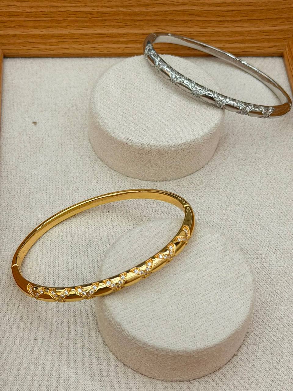 Bangle ❤️‍🔥*
good quality 💯
With black boxes 🗃️ 
20 dhs💓
With normal boxes 📦 
And paper bag🛍️
30 dhs💓

Zain216
♥️♥️♥️