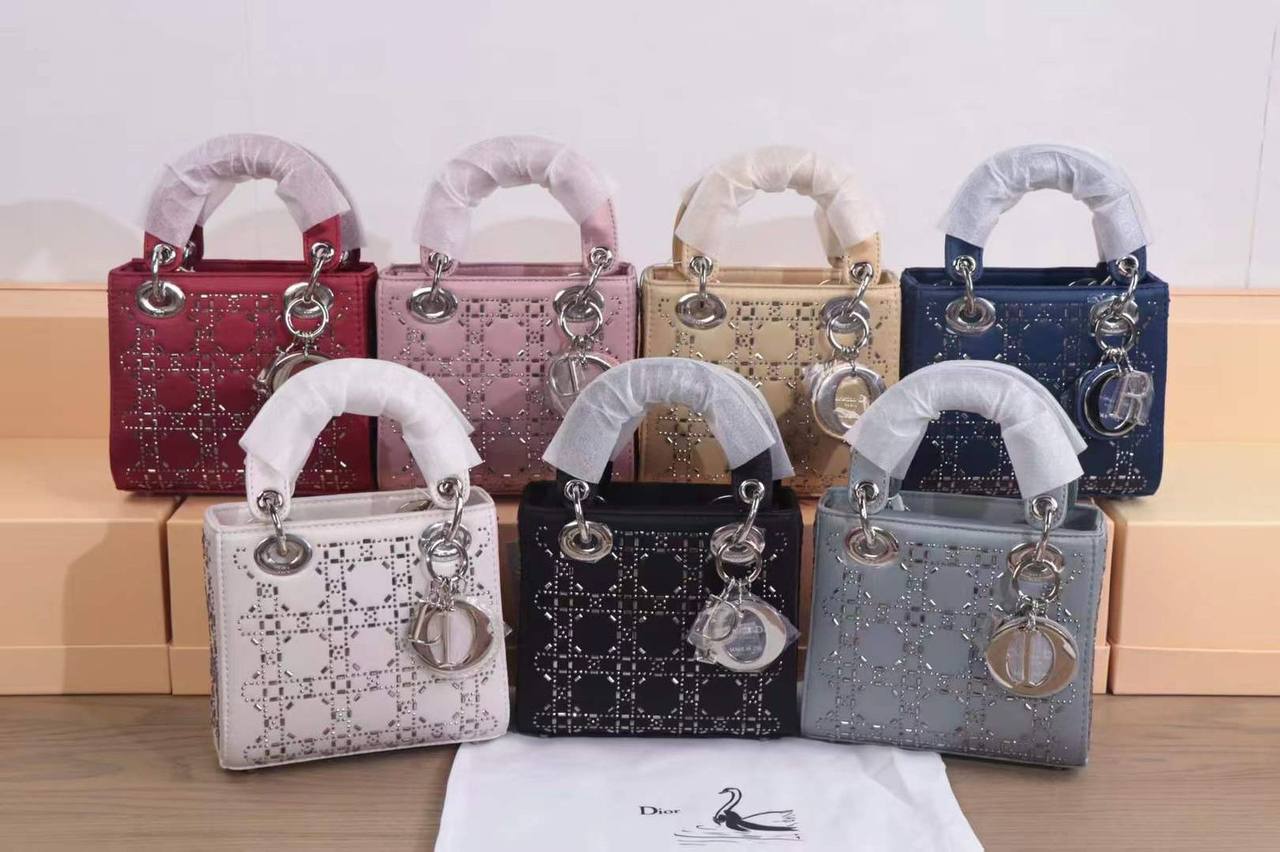 Dior
120 dhs💓

Zain305
♥️♥️♥️