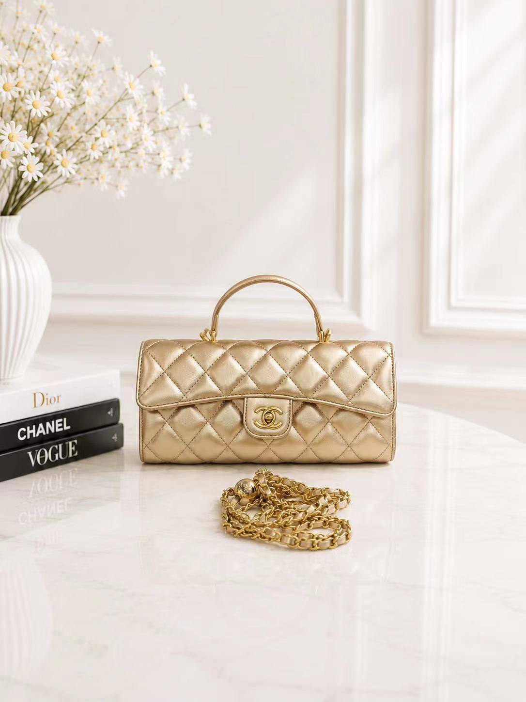 CHANEL
best quality with box
100 dhs🇦🇪🇦🇪

size25CM

Zain290
♥️♥️♥️