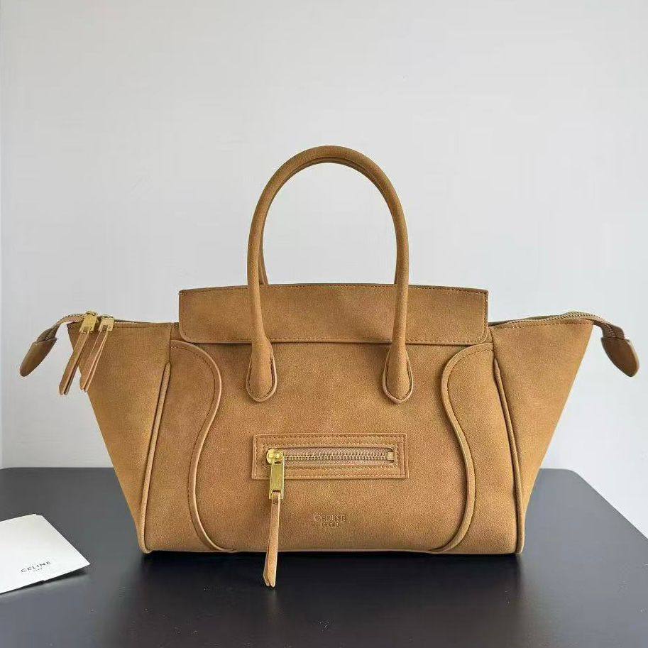 CELINE 
HIGH QUALITY NEW CAME 
135 dhs❤️

Zain39
♥️♥️♥️
