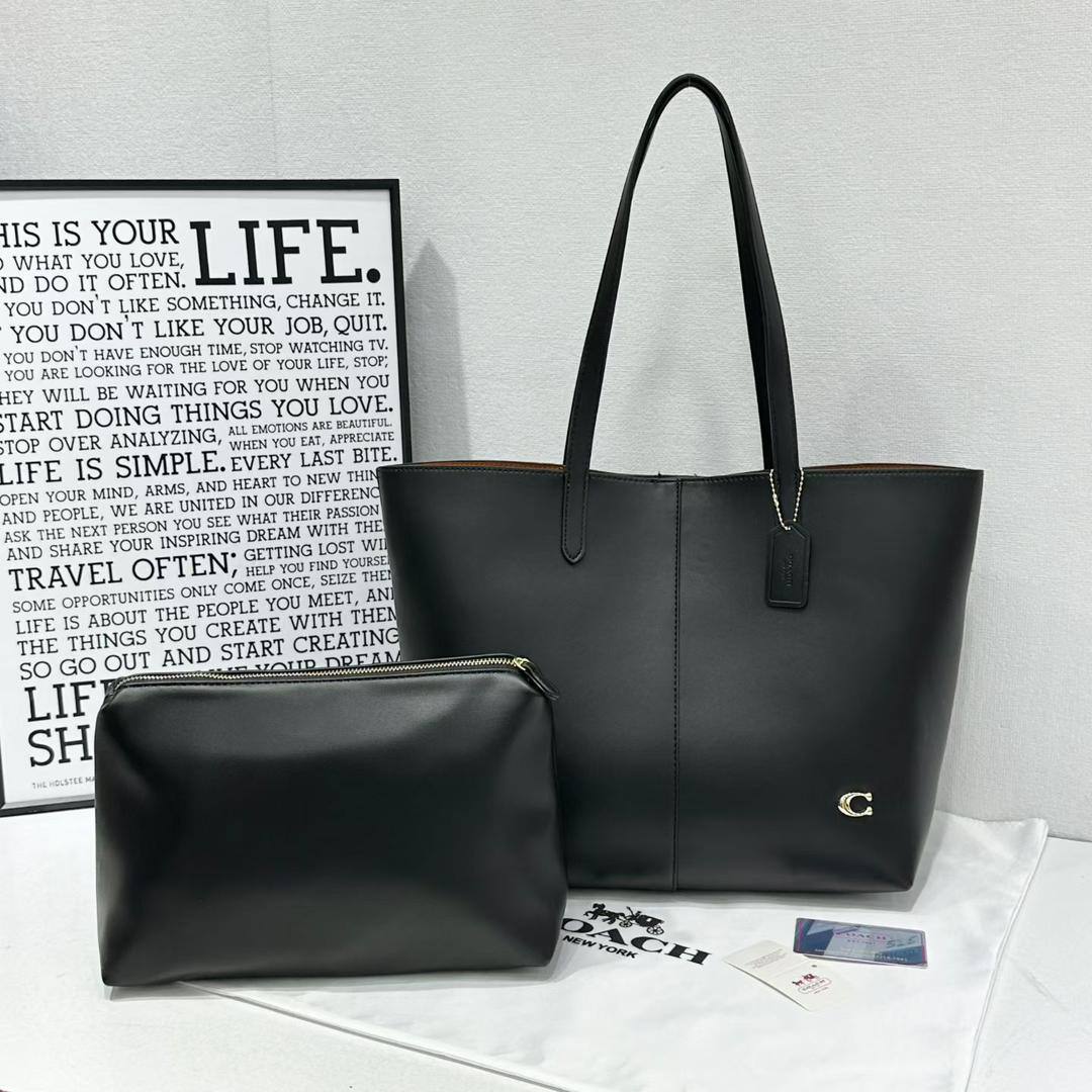 Coach
100 dhs🪙🌨️
SIZE：43×14×30cm
Good quality

Zain35
♥️♥️♥️