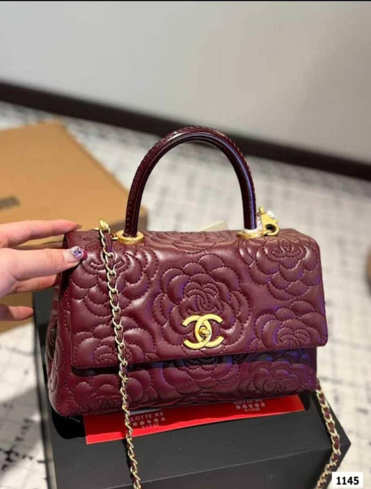 Chanel
Best quality 
with box’s 
🎁🎁🎁

150 dhs🪙💚

size 25 cm

Zain158
♥️♥️♥️