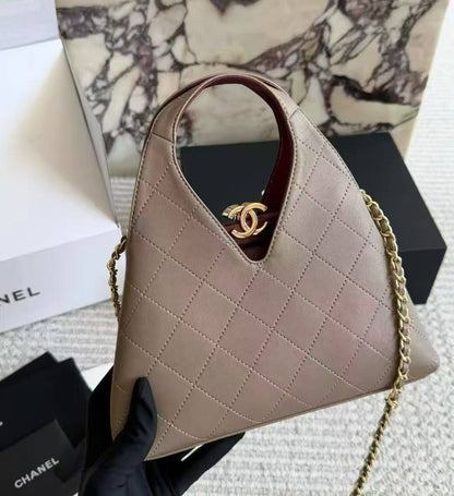 CHANEL 

COPY ONE 

NEW CAME 
WITH BOX 
150 dhs🇦🇪🇦🇪

Zain295
♥️♥️♥️
