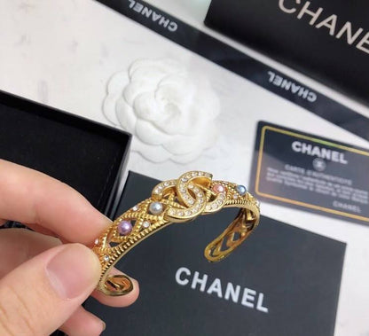 CHANEL❤️‍🔥*
Bangle ✨
Master quality 🐦‍🔥
With normal boxes 🗃️ 
55 dhs💓
With master box 📦 
70 dhs💓

Zain216
♥️♥️♥️