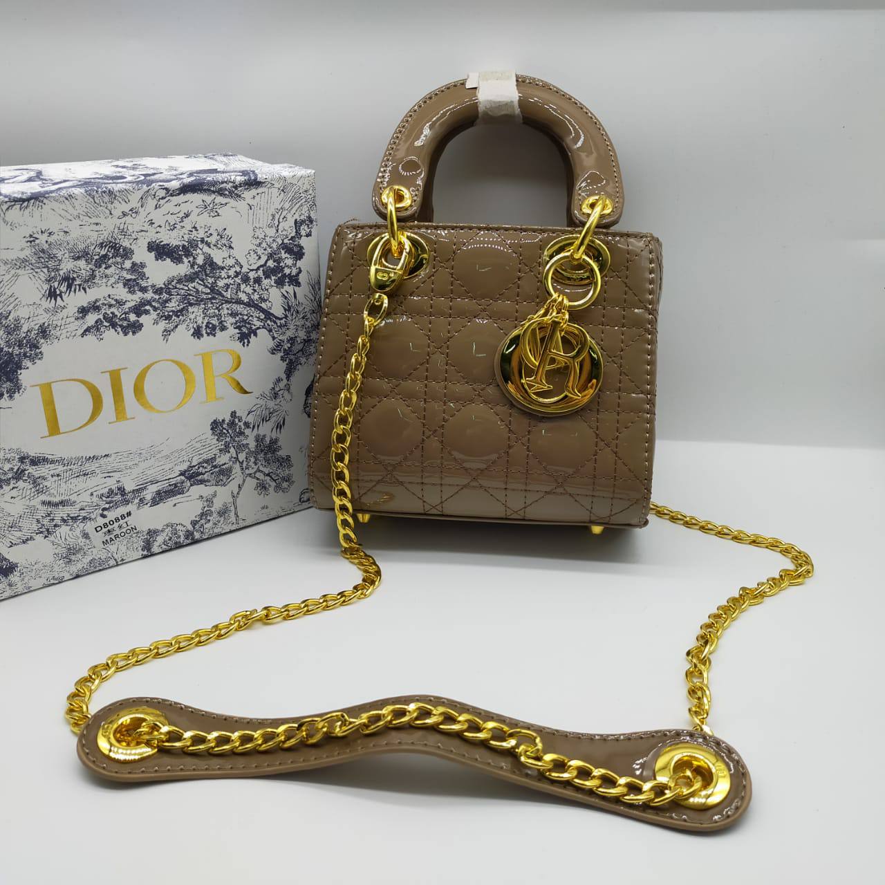 Dior
105 dhs🪙🖤 

with box 
🎁🎁🎁

Zain235
♥️♥️♥️