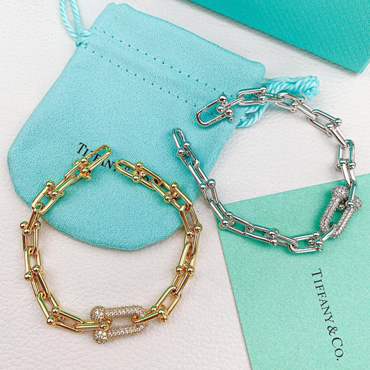 TIFFANY BRACELET 
💫✨MASTER
60 DHS🗽
WITH BOX AND PAPER BAG 🛍️🎁

Zain89
♥️♥️♥️