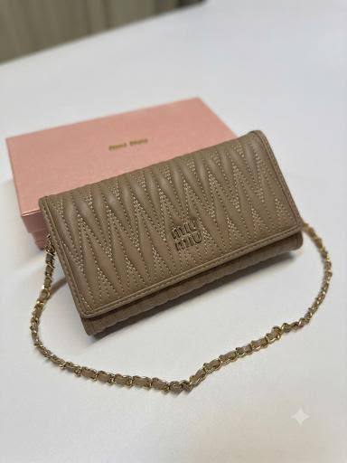 NEW CAME 
MIU MIU BAG
GOOD QUALITY 
55 dhs✅
WITHBOX
SIZE- 20*12*3

Zain40
♥️♥️♥️