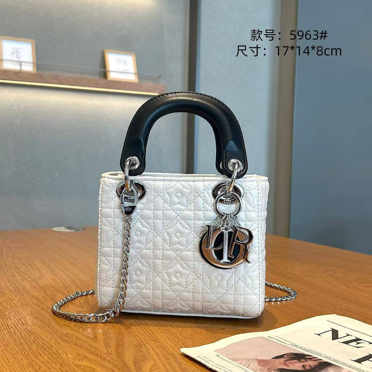 Dior
New Arrival
Very Good quality 
Size:17cm
120 dhs🇦🇪🇦🇪

With box 📦
Zain70
♥️♥️