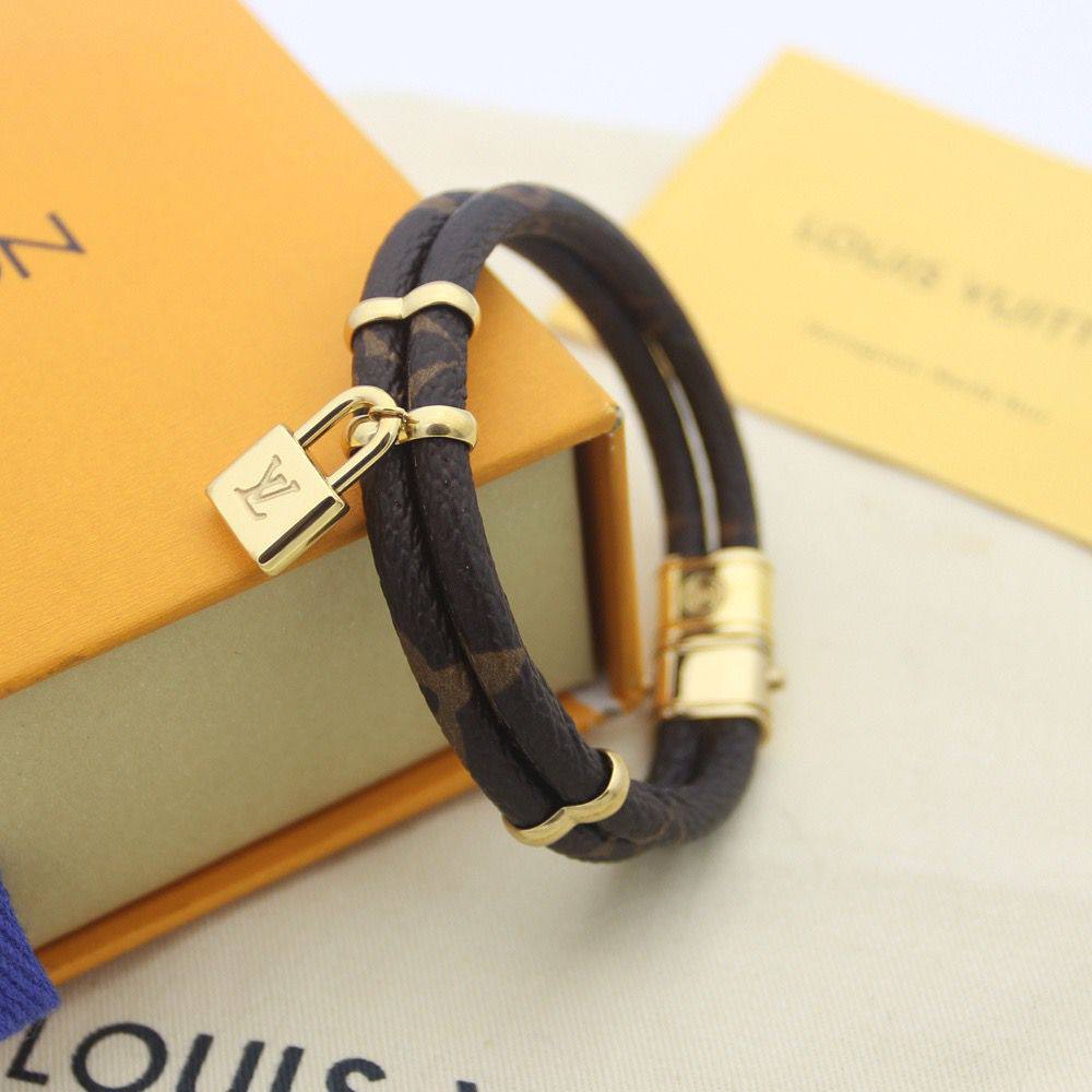 LV MASTER 
✨💫
BRACELET LEATHER
55 DHS✅ ⭐
WITH BOX AND PAPER BAG 🎁🛍️

Zain89
♥️♥️♥️