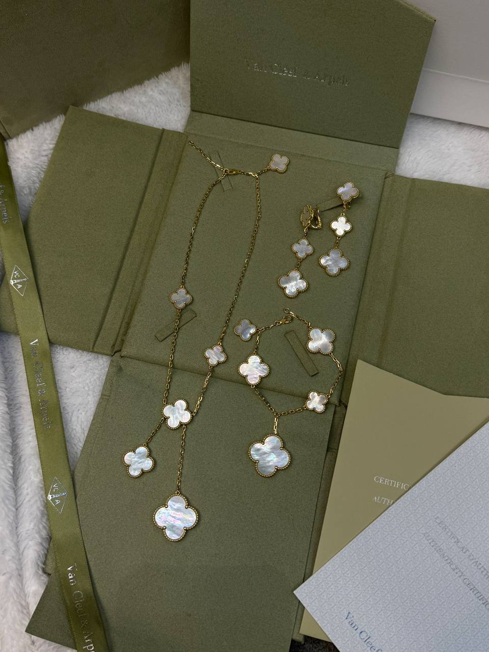 Vancleef Set
with normal box 🎁
320 dhs🪙🌨️

with original box 
🎁🎁🎁
400 dhs🪙🌨️

Zain209
♥️♥️♥️