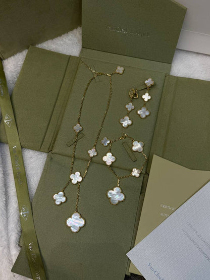 Vancleef Set
with normal box 🎁
320 dhs🪙🌨️

with original box 
🎁🎁🎁
400 dhs🪙🌨️

Zain209
♥️♥️♥️