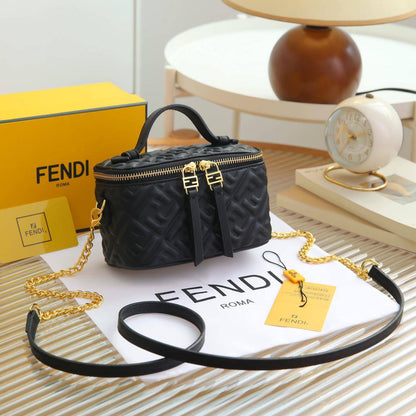 Fendi
95 dhs✅

with box🎁

size 16×8×11cm

Zain42
♥️♥️♥️