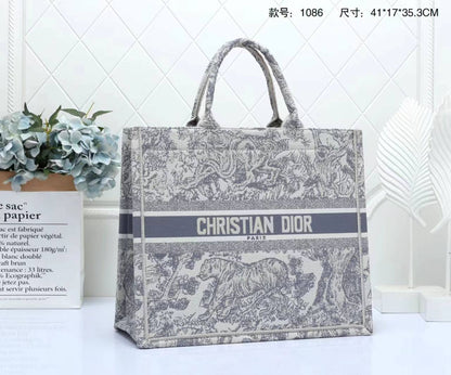 Dior

with box🎁🎁🎁

120 dhs🇦🇪
41cm

Zain143
♥️♥️♥️