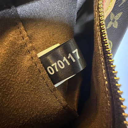 LV
GOOD QUALITY 
WITH BOX 
100 dhs💓

Zain17
♥️♥️♥️