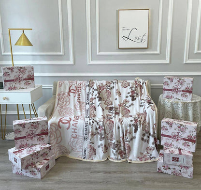 Master blanket 
Good quality 
Velvet 
Size 150*200
With boxes 🧳🧳🧳
45 dhs🪙💚

Zain99