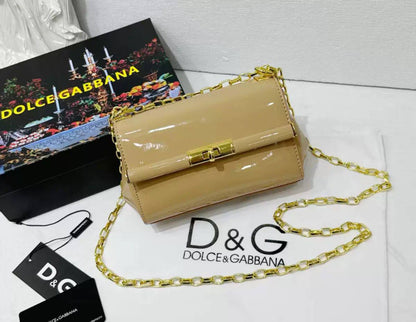 D&G

good quality 

with box
🎁🎁🎁

100 dhs✅

Zain39
♥️♥️♥️