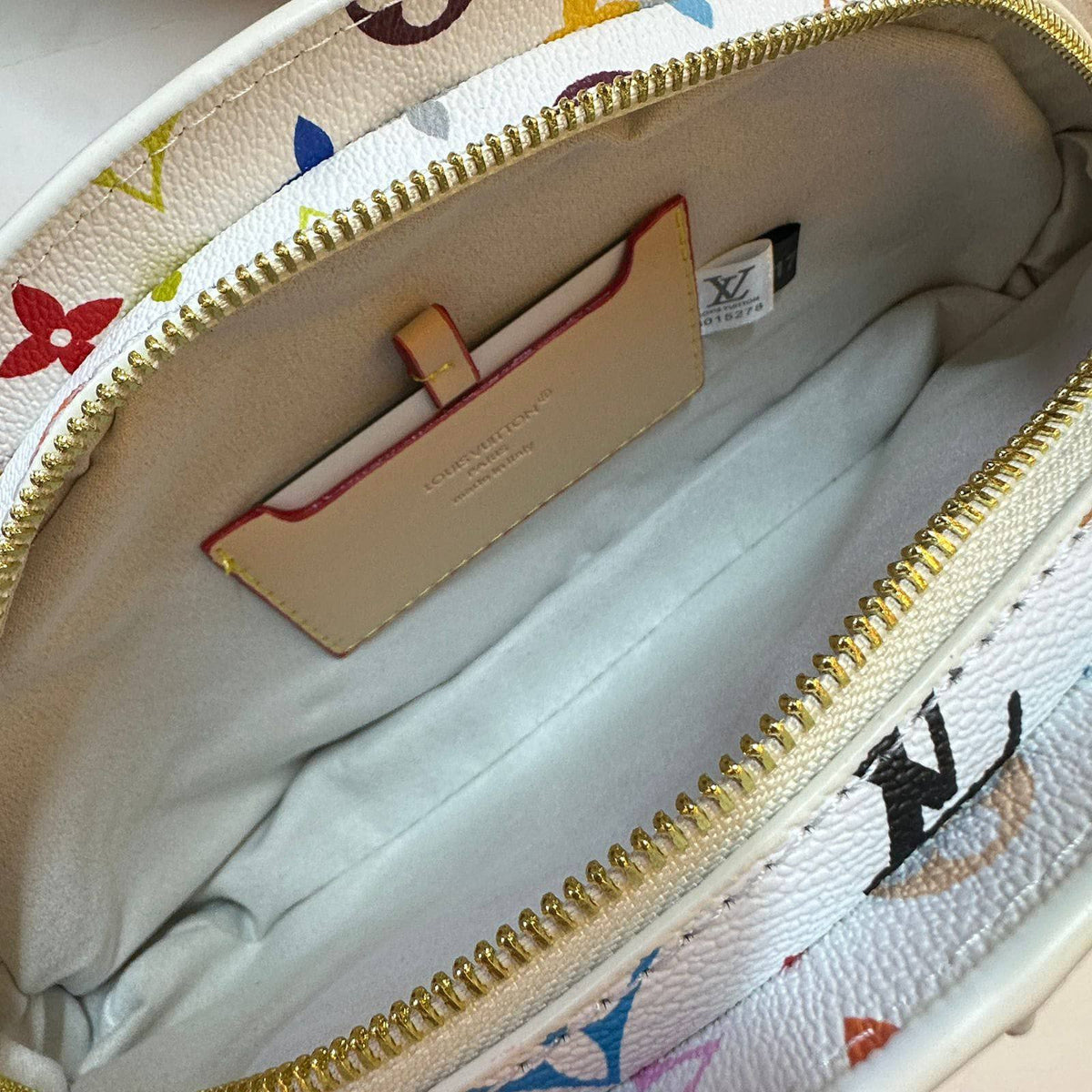 LOUIS VUITTON 

NEW CAME 

GOOD QUALITY 

WITH BOX 
115 dhs🇦🇪🇦🇪

Zain295
♥️♥️♥️