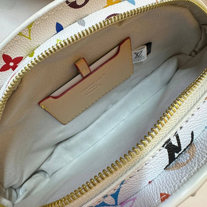 LOUIS VUITTON 

NEW CAME 

GOOD QUALITY 

WITH BOX 
115 dhs🇦🇪🇦🇪

Zain295
♥️♥️♥️