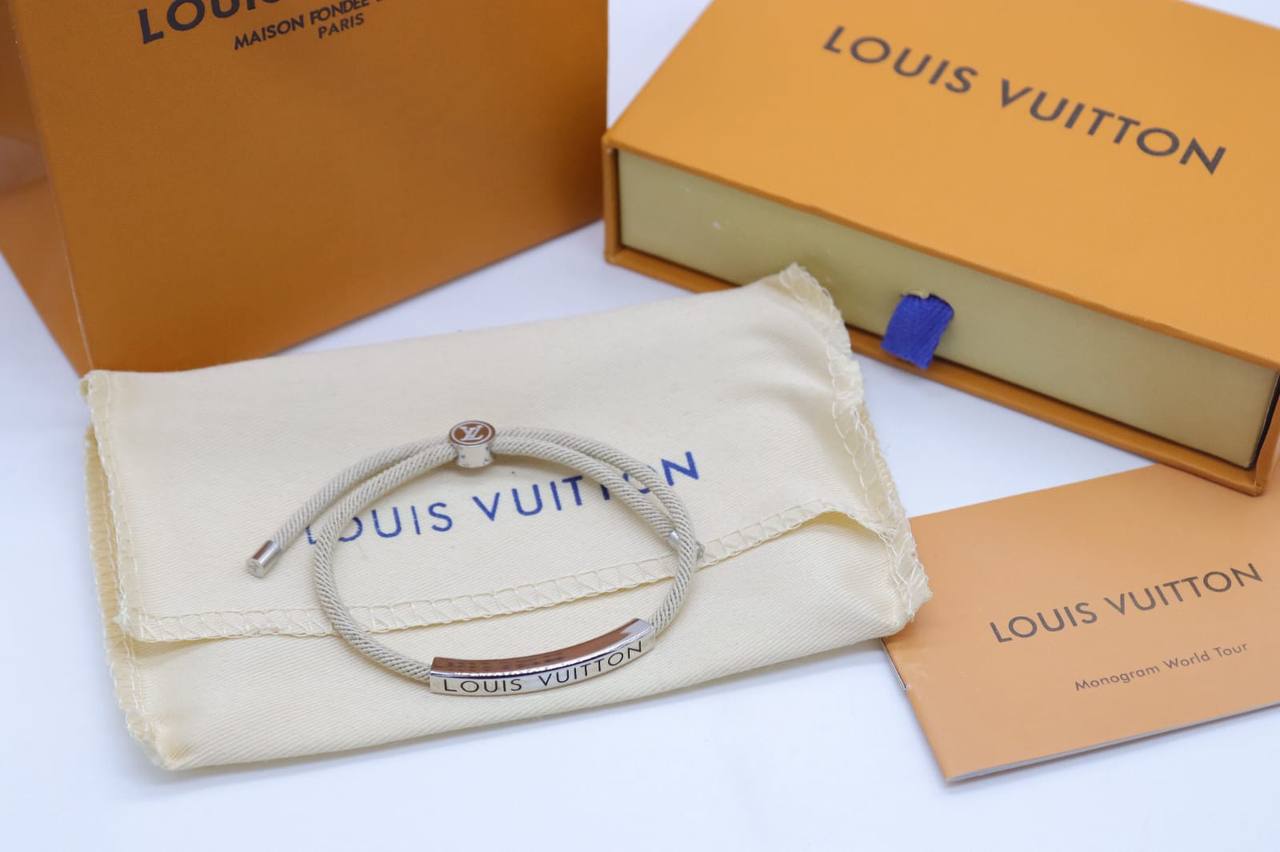 LV Bracelet
with box
🎁🎁🎁

65 dhs✅

Zain33
♥️♥️♥️