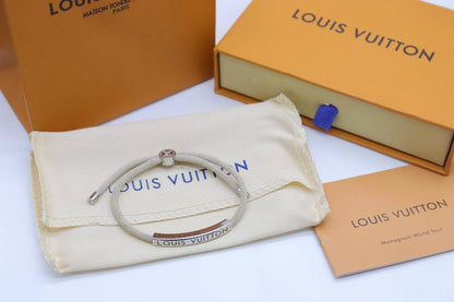 LV Bracelet
with box
🎁🎁🎁

65 dhs✅

Zain33
♥️♥️♥️