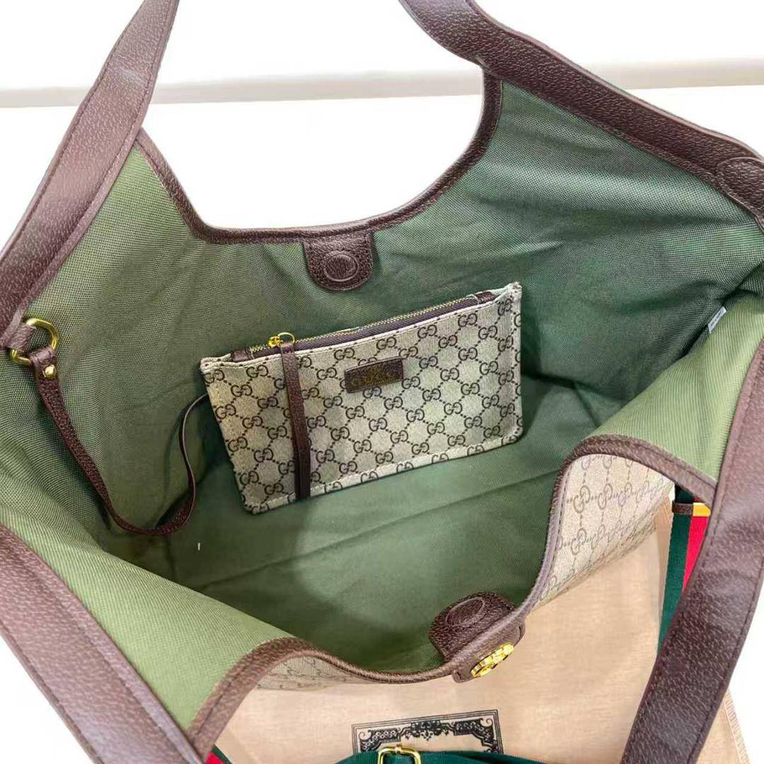 Gucci
110 dhs🪙💕
size 50×30×14cm

Zain44
♥️♥️♥️