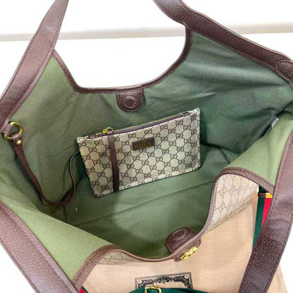 Gucci
110 dhs🪙💕
size 50×30×14cm

Zain44
♥️♥️♥️