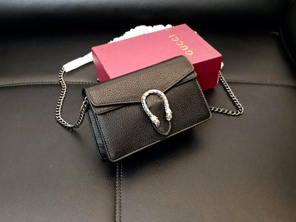 Gucci
90 dhs🇦🇪🇦🇪
with box
size 19cm

Zain26
♥️♥️♥️