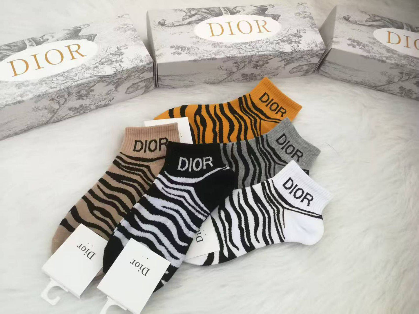 SOCKS 🆕
45 DHS💓
WITH GOOD BOX 📦

Zain28
♥️♥️♥️