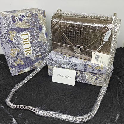 Dior
120 dhs✅

with box
🎁🎁🎁

Zain235
♥️♥️♥️