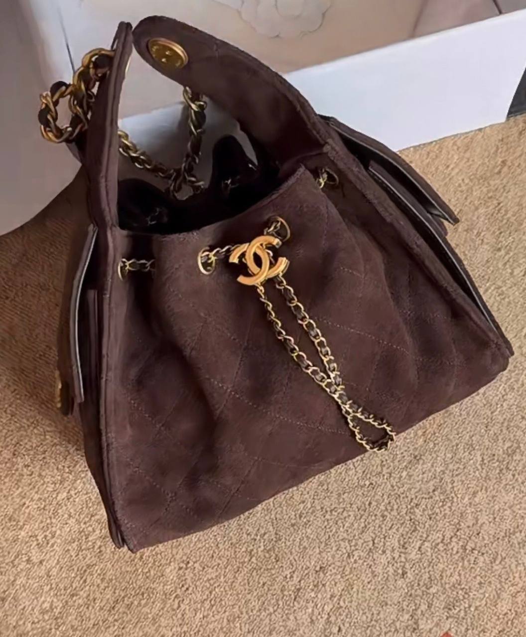 Chanel
110 dhs🇦🇪
size28cm
High-quality 


with box
🎁🎁🎁

Zain35
♥️♥️♥️