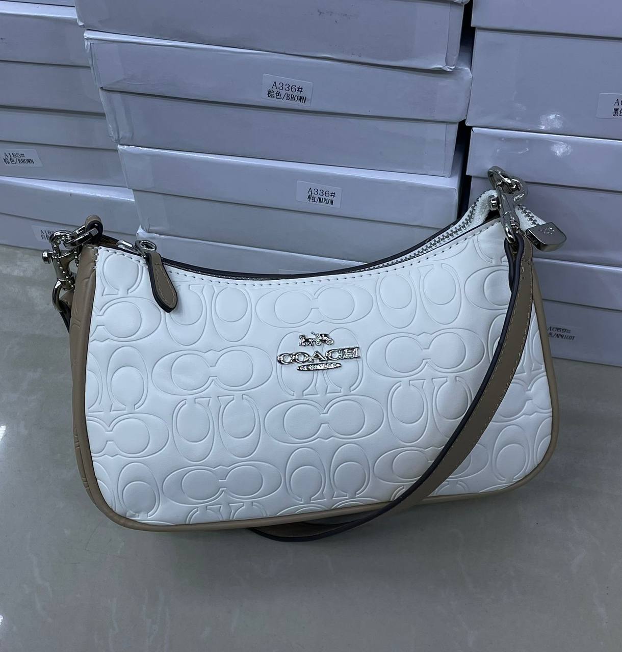 Coach
25cmx16cmx8cm
95 dhs✅

with box
🎁🎁🎁

Zain72
♥️♥️♥️