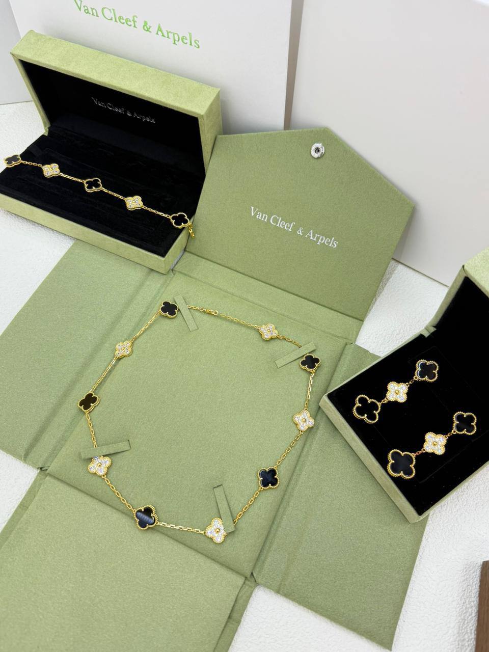 VCA SET❤️‍🔥*
Necklace 🍁
Earring💥
Bracelet 🐦‍🔥
Master quality 💯
With normal boxes 📦 
250 dhs🪙🌨️
With master box 🗃️ 
300 dhs🪙🌨️

Zain216
♥️♥️♥️