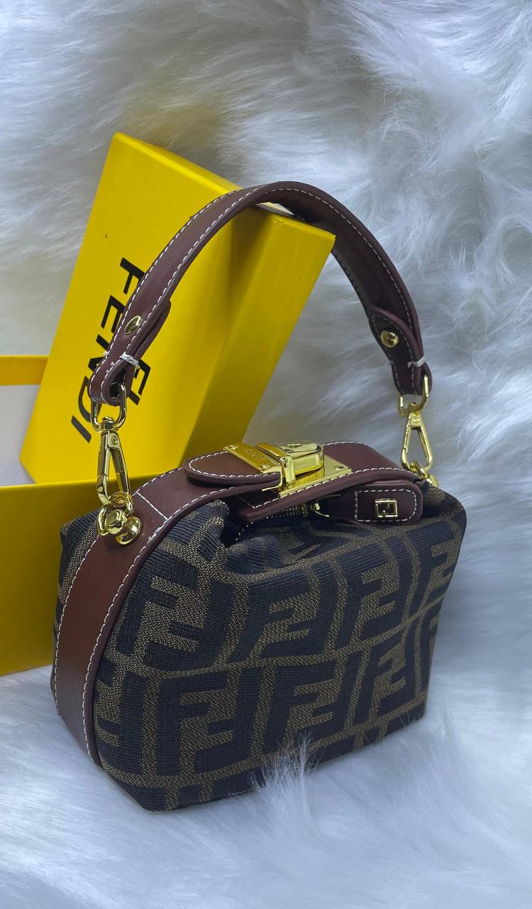 Fendi

85 dhs✅ 

with box
🎁🎁🎁

Zain72
♥️♥️♥️