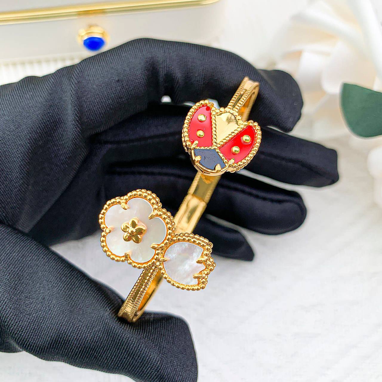 VCA SET❤️‍🔥*
Necklace 🦋
Earring💥
Bangle ✨
Ring free size 🌸
Master quality 💯
With normal boxes 📦 
230 dhs✅

With master box 🗃️ 
280 dhs✅

Zain216
♥️♥️♥️