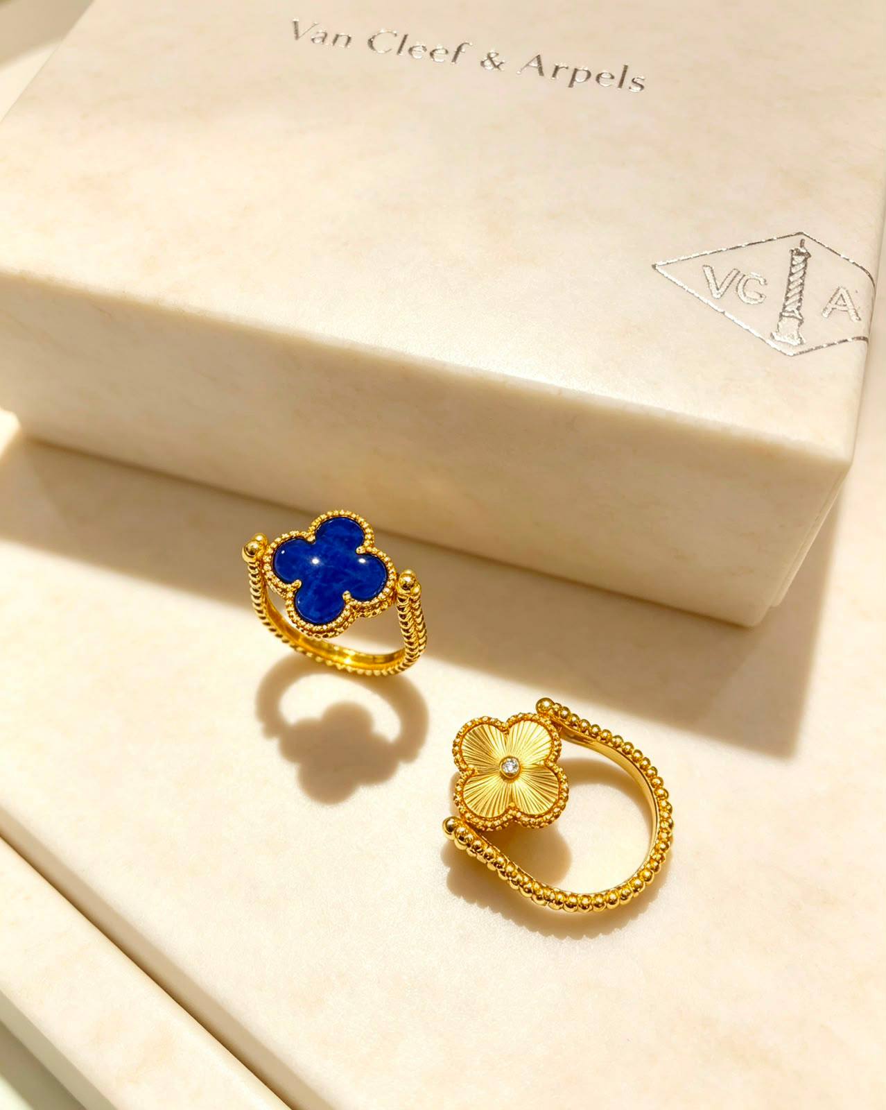 VCA RING
2 SIDES 
65 DHS✅✨💫
 WITH NORMAL BOX AND PAPER BAG🎁🛍️

Zain89
♥️♥️♥️