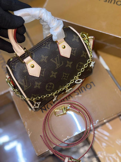 LV
100 dhs💓

with box. 
🎁🎁🎁

Size.  16cm.

Zain175
♥️♥️♥️