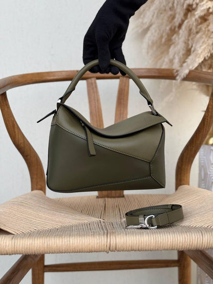 LOEWE
24cm
370 dhs🪙🌨️
Top quality 

With box🎁

Zain167
♥️♥️♥️