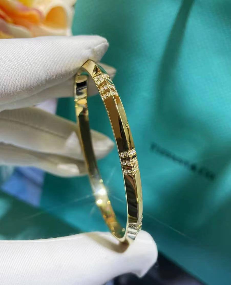 TIFFANY
Bangle’s
55 dhs🪙🌨️

Zain263
♥️♥️♥️