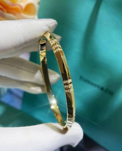 TIFFANY
Bangle’s
55 dhs🪙🌨️

Zain263
♥️♥️♥️